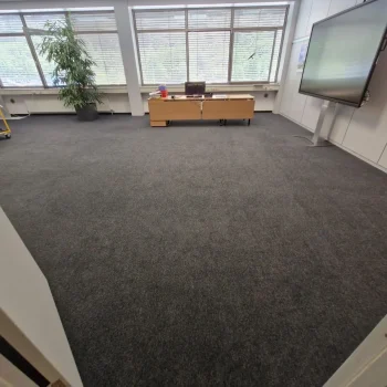 Gereinigter Boden in einem Bürogebäude